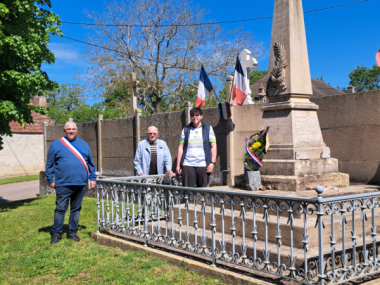 Dépôt de gerbe au Monument aux Morts